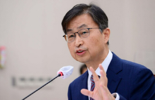 최재해 감사원장이 11일 서울 여의도 국회에서 열린 국회 법제사법위원회의 감사원에 대한 국정감사에서 의원들의 질의에 답변하고 있다. <국회사진공동취재단>